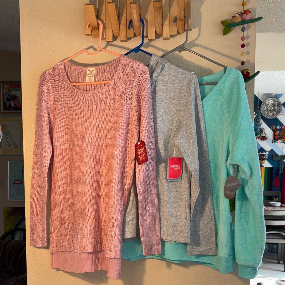NWT SIZE MEDIUM LONG SLEEVE BUNDLE. One faded glory, pink with s